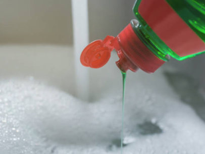 savon à vaiselle dans de l'eau
